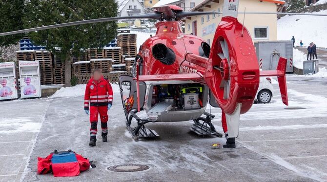 Geschwister prallen beim Rodeln gegen Mauer