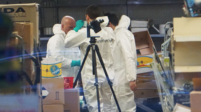 Mitarbeiter der Kriminaltechnik der Polizei sichern Spuren in einem Geschäft in Markdorf in der Nähe des Bodensees. In dem Gesch