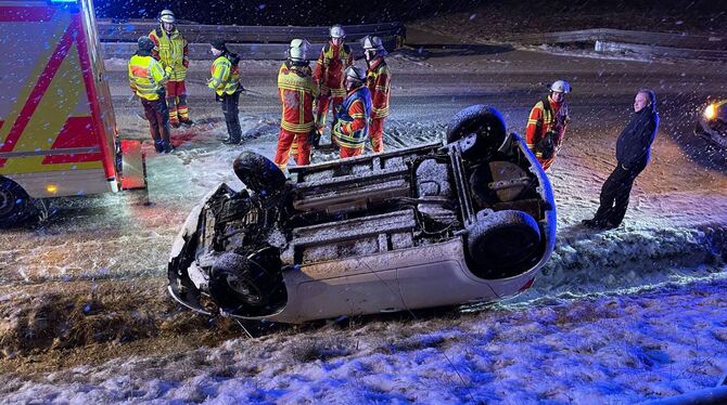 Auto überschlägt sich bei Glätte-Unfall