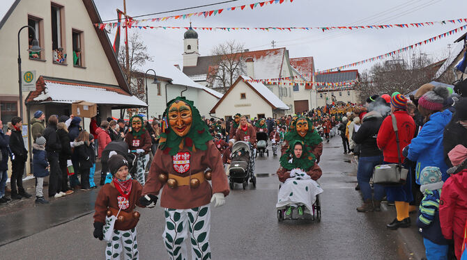 Die Ehestetter Hecka-Schmecker begeisterten mit ihrem Jubiläumsumzug.  FOTOS: BLOCHING