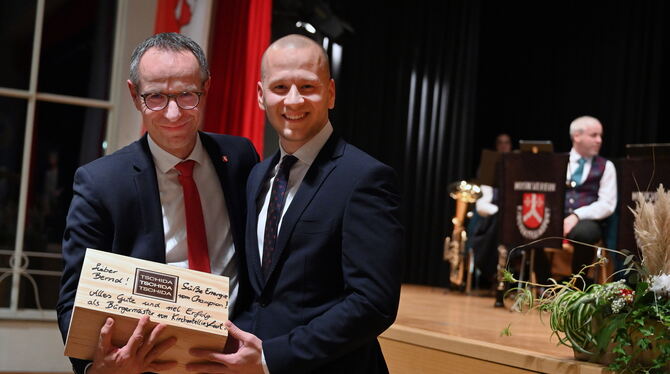 »Süße Energie vom Champion«: Bürgermeister Maximilian Köllner war mit einer achtköpfigen Delegation aus der Partnergemeinde Illm