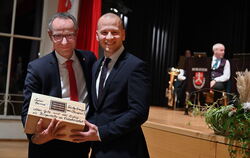 »Süße Energie vom Champion«: Bürgermeister Maximilian Köllner war mit einer achtköpfigen Delegation aus der Partnergemeinde Illm