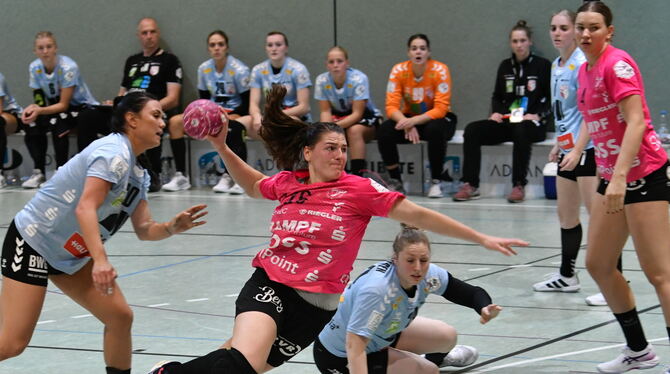 Die Metzinger Kreisläuferin Svenja Hübner (vorn) hat sich im vergangenen Spiel an der linken Hand einen Finger gebrochen. Foto: Die Metzinger Kreisläuferin Svenja Hübner (vorn) hat sich im vergangenen Spiel an der linken Hand einen Finger gebrochen. Foto: