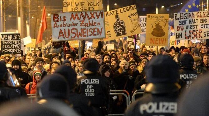 Leipziger und Gäste der Stadt demonstrieren gegen die Legida-Demo. Foto: Peter Endig