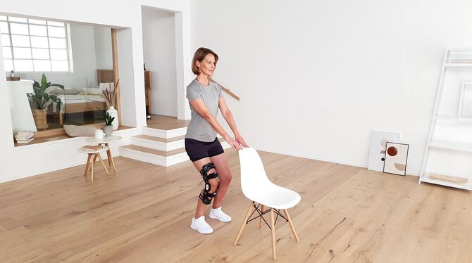 Minikniebeugen dienen zur Fitness bei Arthrose.  FOTO: PHILIPP ETZEL
