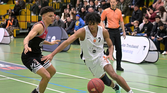 Noel Duarte (rechts) war mit 25 Punkten erfolgreichster Korbjäger der TSG Reutlingen. Links: Der Gießener Detwan Andrews.  FOTO