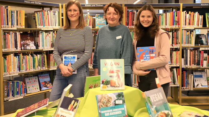Das Team der Mediothek Pliezhausen ist stolz, zu den ausgewählten Büchereien zu gehören: Leiterin Alexandra Meyer, flankiert von