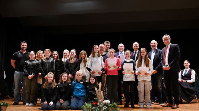 Viele junge Kräfte haben in ihren Sportarten durch gute Platzierungen auf sich aufmerksam gemacht. Die Ehrungen nahmen vor (von Viele junge Kräfte haben in ihren Sportarten durch gute Platzierungen auf sich aufmerksam gemacht. Die Ehrungen nahmen vor (von