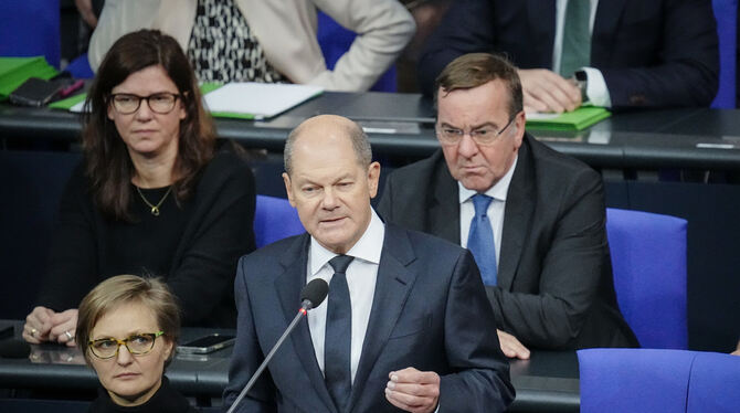 Bundeskanzler Olaf Scholz (SPD) verkündet im Bundestag, dass die Bundesregierung Leopard-Kampfpanzer an die Ukraine liefern will