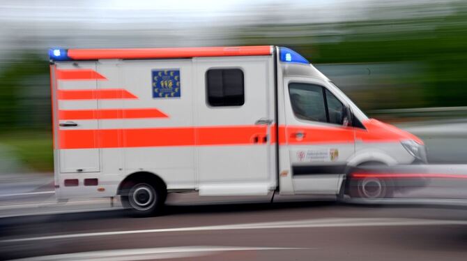 Ein Krankenwagen ist mit Blaulicht auf Einsatzfahrt