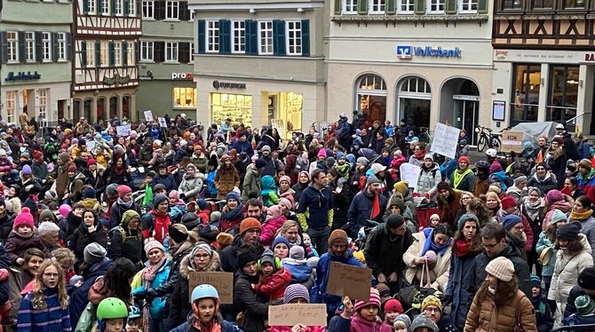 Demonstration auf dem Tübinger Marktplatz: Eltern protestieren mit ihren Kindern gegen die geplante Verkürzung der Öffnungszeite