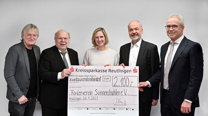 Schmerzlindernde »Sonnenstrahlen« hoffen Veit Müller (von links), Valdo Lehari jr., Alexandra Stephan, Thomas Reumann und Michae
