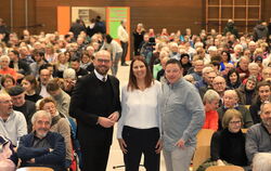 Florian Bauer, Sonja Döhler und Alexander Knabe stellten sich in der Würtinger Gemeindehalle den Fragen der Bürger.  FOTOS: REIS