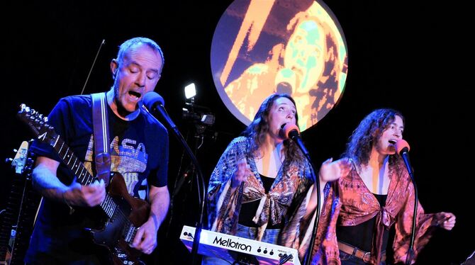 Heiner Reiff, Caro Saia und Ellen Reinhardt (von links) von der Tübinger Band Hasa beim öffentlichen Generalprobe-Auftritt im Su Heiner Reiff, Caro Saia und Ellen Reinhardt (von links) von der Tübinger Band Hasa beim öffentlichen Generalprobe-Auftritt im Su