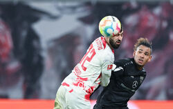 Hart umkämpft: Leipzigs Josko Gvardiol (links) gegen Juan José Perea. FOTO: SCHMIDT/DPA