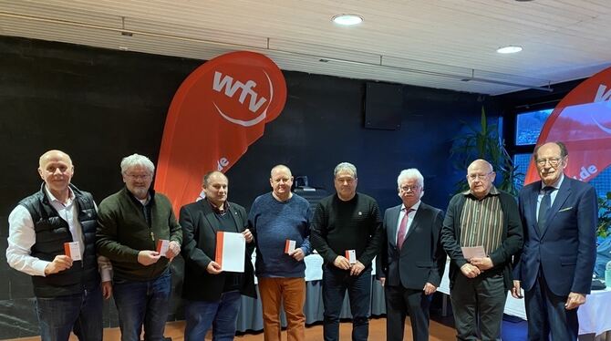 Ehrung der Mitarbeiter des Fußball-Bezirks Alb. Von links: Helmut Ebermann, Klaus Rapp, Wolfgang Adis, Stefan Schneemann, Wolfga
