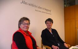Kathrin Messner (rechts) und Irmela Theurer-Weigele.  FOTO: BERNKLAU