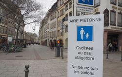 Warnschild für Radfahrer in Straßburg
