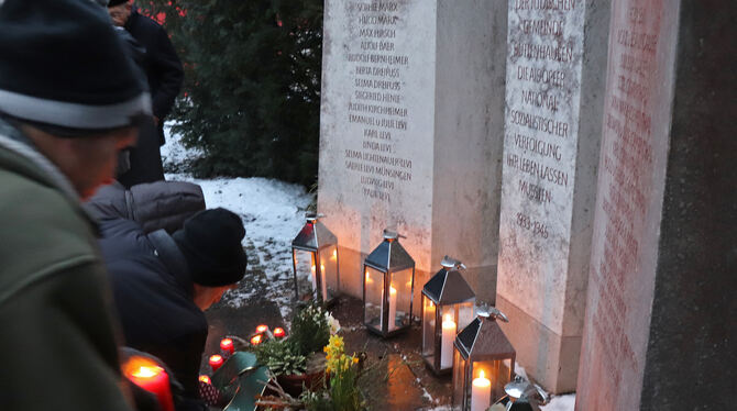 Am Denkmal der Deportation in Buttenhausen wurden bei der Gedenkfeier Kerzen zur Erinnerung und Mahnung aufgestellt.  FOTO: BLOC