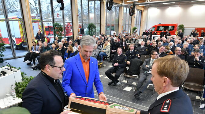 Zur Inbetriebnahme des Lustnauer Feuerwehrhauses gab es eine Torte vom Architekten Christian Gaus (links) an OB Boris Palmer und