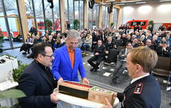 Zur Inbetriebnahme des Lustnauer Feuerwehrhauses gab es eine Torte vom Architekten Christian Gaus (links) an OB Boris Palmer und
