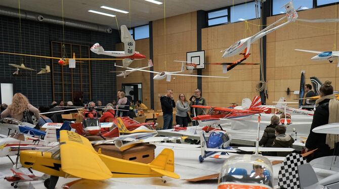Bis nach Mitternacht haben die Kusterdinger Modellflieger gearbeitet, um ihre Ausstellung am Samstag und Sonntag aufzubauen. FOT