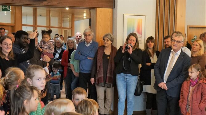 Über hundert Menschen kamen gestern zur Verabschiedung von Pfarrer Stefan Lammer (rechts) ins evangelische Gemeindehaus nach Ösc