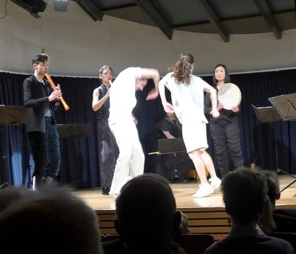 Musik und Tanz: Das Ensemble Feuervogel und Gäste in Münsingen.  FOTO: KADEN