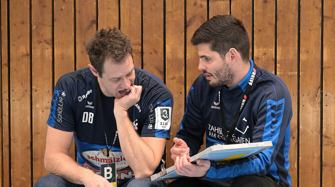 Auf der Suche nach Lösungen: Pfullingens Trainer Daniel Brack (links) und »Co« Florian Möck.  FOTO: BAUR
