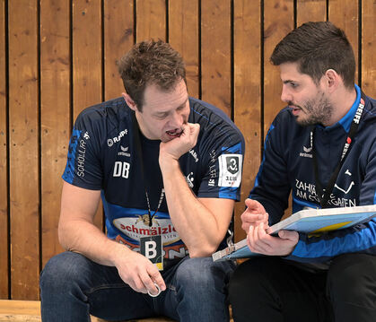 Auf der Suche nach Lösungen: Pfullingens Trainer Daniel Brack (links) und »Co« Florian Möck.  FOTO: BAUR
