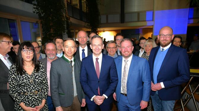 Beim Neujahrsempfang der FDP im Reutlinger Dominohaus gruppierten sich in der ersten Reihe neben Gastredner Volker Wissing (Mitt