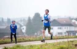 Vom Nachwuchs begleitet und bewundert: 10-Kilometer-Sieger Lorenz Baum.  FOTO: BELA