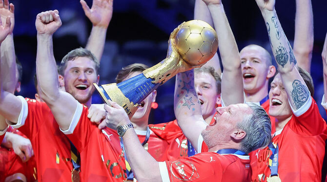 Die dänischen Handballer bescheinigen ihm »Weltklasse«: Nikolaj Jacobsen (vorn), der Trainer des Serien-Weltmeisters. FOTO: WOIT