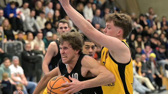 Nikola Gaurina (mit Ball) von der TSG Reutlingen im Duell mit dem Tübinger Maximilian Charlier.  FOTO: BAUR