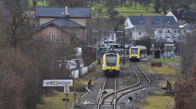 Das Mössinger Bahnhofsgelände von Osten. Rechts würde die Stadtbahnhaltestelle entstehen, links das Bahnhofsgebäude.  FOTO: MEYE