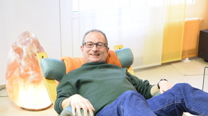 Ganz entspannt: Auf dem Spezialstuhl auf Traumreise gehen.