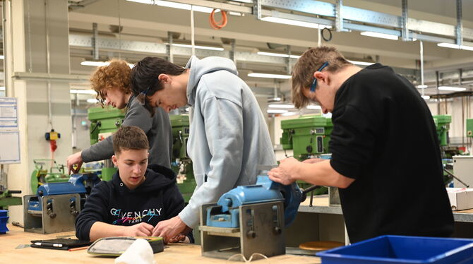 Gymnasiasten arbeiten im Rahmen der Schüler-Ingenieur-Akademie in der Ausbildungswerkstatt der Karl Mayer Stoll Textilmaschinen