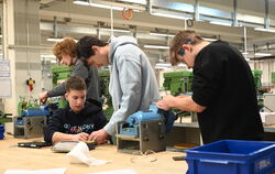  Gymnasiasten arbeiten im Rahmen der Schüler-Ingenieur-Akademie in der Ausbildungswerkstatt der Karl Mayer Stoll Textilmaschinen