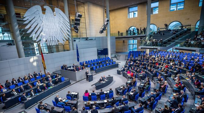 Zum Brechen voll: Im Bundestag sitzen derzeit 736 Abgeordnete. Das sind 138 zu viel, findet die Ampelkoalition. FOTO: KAPPELER/D