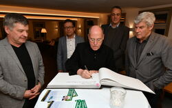 Eintrag ins Goldene Buch von Nehren (von links): Bürgermeister Egon Betz, Organisator Thomas Puchan, Gregor Gysi, Alexander Ott 