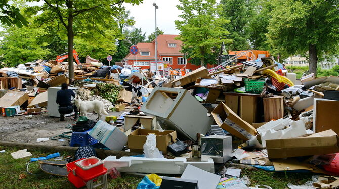 Nach einem verheerenden Hochwasser wurde der Betzinger Kemmlerplatz 2021 zur Müllhalde. Das Bild verdeutlicht, wie sich alle Maß