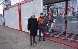 OB Thomas Keck (l.) und Daniel Scheu (Task Force Radverkehr) an der Gemeinschaftsbox