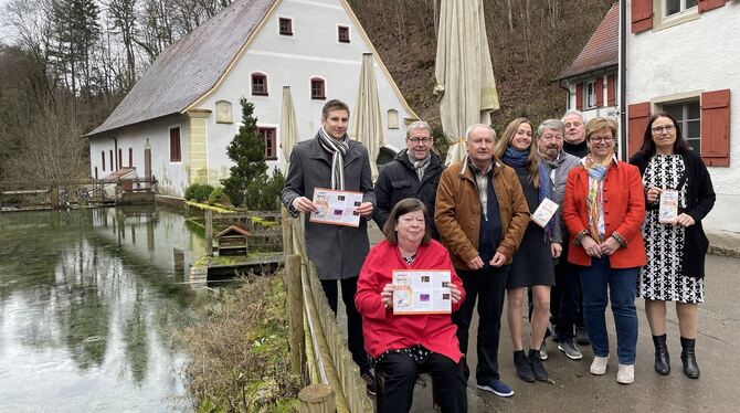 Der Förderverein Wimsener Mühle hält stolz den neuen Flyer zum diesjährigen Kulturprogramm in den Händen. Von links: Johannes Fr