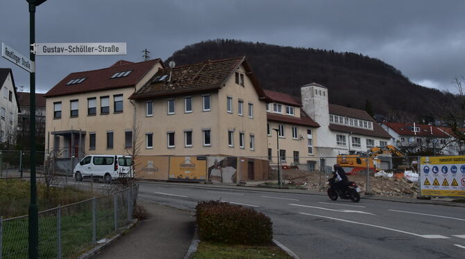 Nach fast 100 Jahren ist Schluss: Der Gebäudekomplex auf dem ehemaligen Merk-Areal in der Öschinger Ortsmitte wird abgerissen un