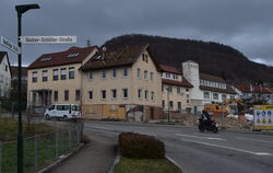 Nach fast 100 Jahren ist Schluss: Der Gebäudekomplex auf dem ehemaligen Merk-Areal in der Öschinger Ortsmitte wird abgerissen un
