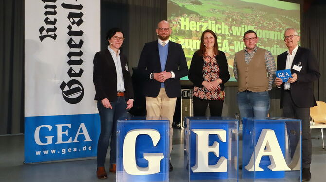 Unterhaltsam und informativ: GEA-Redakteurin Marion Schrade (ganz links) und Moderator Roland Hauser (ganz rechts) stellten den