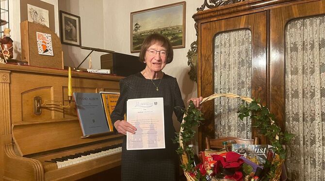 Waltraud Rettich an ihrem 90. Geburtstag, den sie noch feiern konnte.  FOTO: PRIVAT