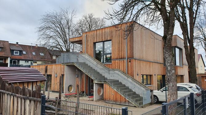 Das Kinderhaus an der Jahnstraße in Wannweil ist mit Holz verkleidet. Vom Sommer an soll es um ein Stockwerk erweitert werden. D