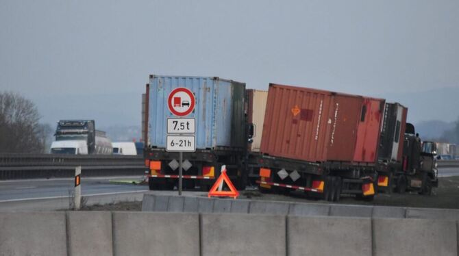 Mit Sprengstoff beladene Militärlaster krachen ineinander