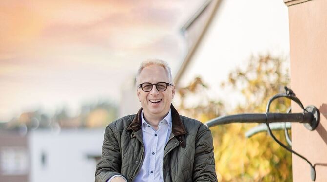 Holger Jerg am Stadtbrunnen: Der Kandidat wünscht sich mehr Grün und mehr Wasser in der Innenstadt.  FOTO: PRIVAT